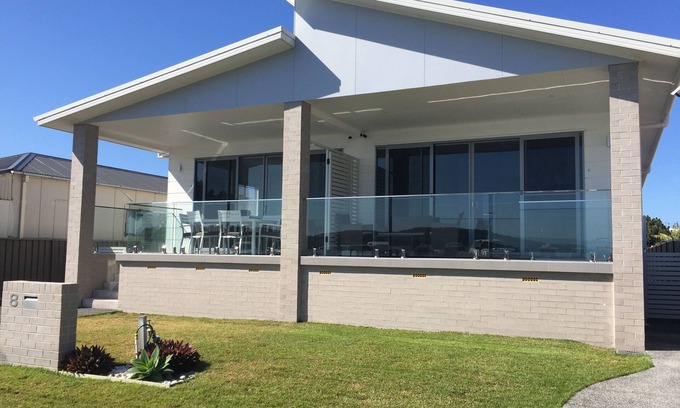 Swansea House | Swansea Lakeside Retreat is a large property on the shores of Lake Macquarie