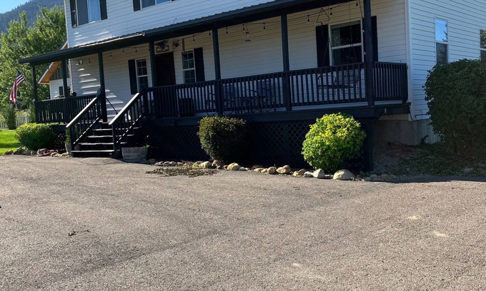 Florence House | Sweeney Creek Farmhouse Lodge