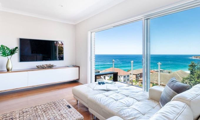 Tamarama Apartment | Sweeping Coastal Panorama with world class beaches at your doorstep