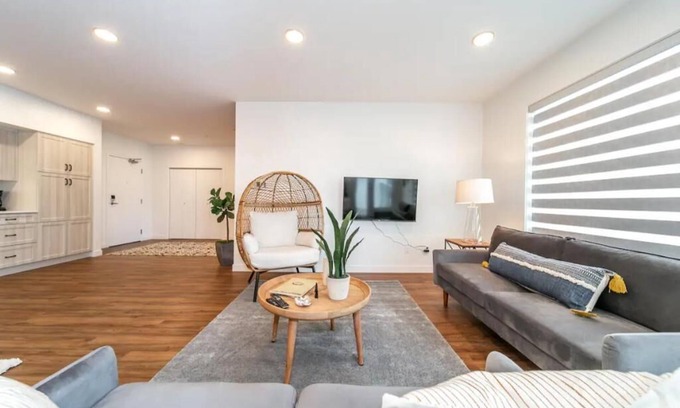 North Central Edmonton Condo | Sweet Bali Sanctuary-2bdrm-UG Parking-5 min to DTN