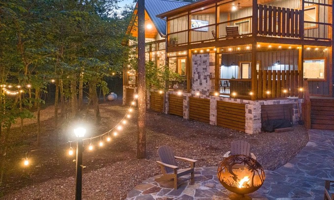 Golden Cabin | Sweet Caroline Creek-Side Cabin 🎯 Games 🔥 Hot Tub 📺 Outdoor TV