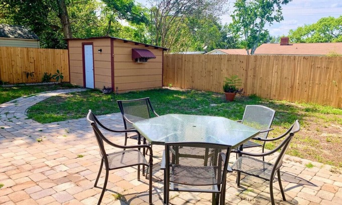 Winter Haven Cottage | Sweet Cottage 5 mi to Legoland & 0.5 mi to dwntwn