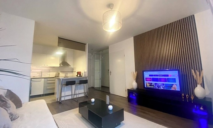 Epinay-sur-Seine Apartment | Sweet Home Limite Enghien Proche Paris et Stade de France