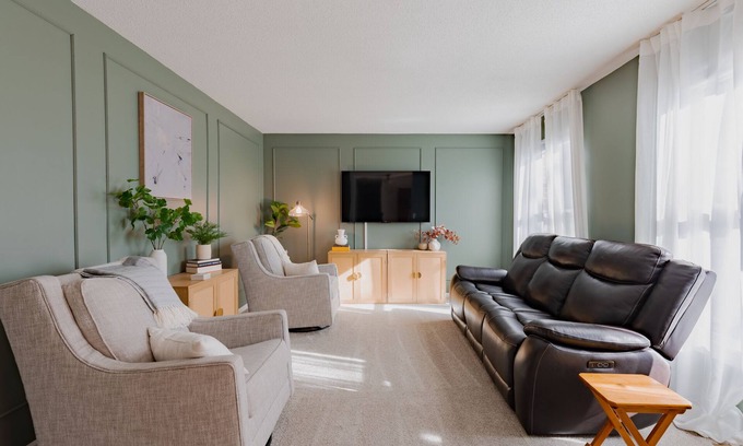Midland House | Sweet Retreat W/2 King Rooms - Pet & Family Friendly! Fenced in yard