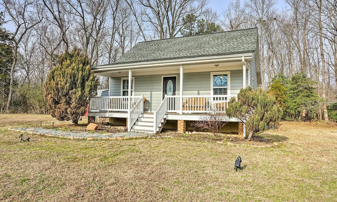 Loretto Cottage | Sweet Vacation Cottage w/Deck & Grill!
