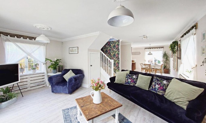Chichester House | Sweetpea Cottage