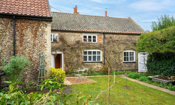 Great Hockham House | Swift Host | School Cottage | Dog Friendly