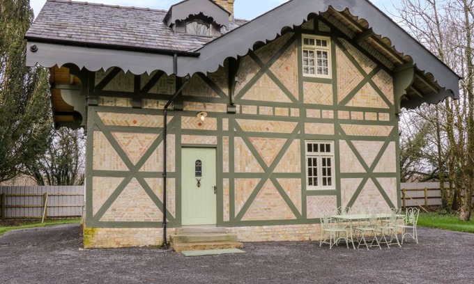 Mohill Cottage | SWISS COTTAGE, character holiday cottage in Mohill, County Leitrim