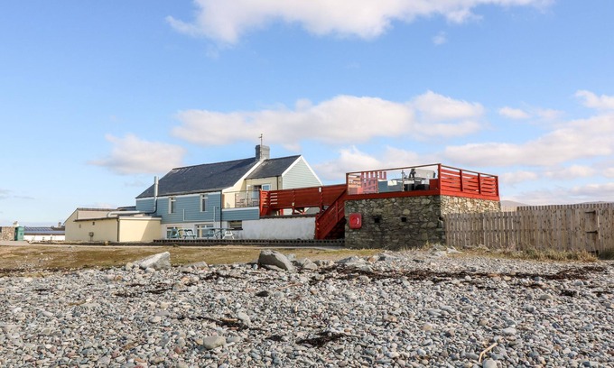Dinas Dinlle Cottage | SWN Y MOR, family friendly, with hot tub in Dinas Dinlle