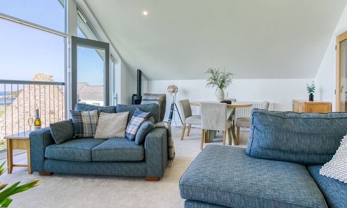 Llanfaethlu Cottage | Swn y Mor Trefadog - sleeps 10 guests in 4 bedrooms