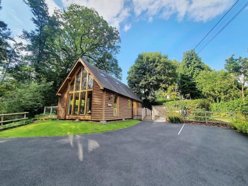 Battle Ski Chalet | Swn Y Nant Lodge with hot tub Brecon