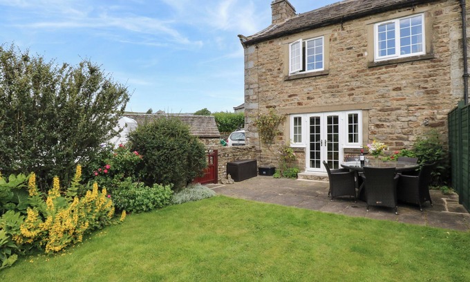 Langthwaite Cottage | T'OTHER END ARKLE TOWN HOUSE, pet friendly, with open fire in Reeth