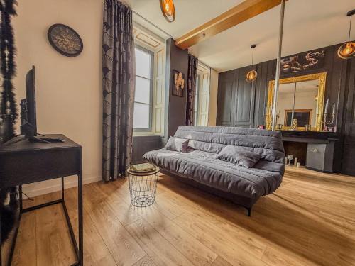 Illiers-Combray Apartment | T2 en centre-ville d'Illiers-Combray - parking- lit king size - terrasse
