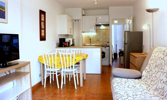 La Faviere Apartment | T2, Ground Floor, Terrace, 5 mn walk from the beach and shops, sheets included