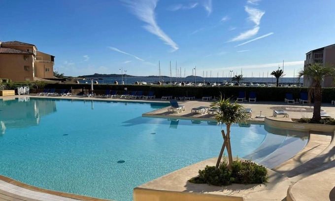 Six-Fours-les-Plages Apartment | T3 - 3* vue mer, ascenseur, 6 pers 2 ch, 2 sdb, Wifi, parking, clim, piscine