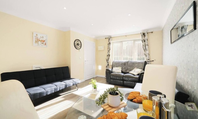 Little Chalfont House | Table Tennis | Ensuite | Garden | Parking x2 | Work Stays