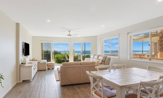 Bilinga Apartment | Tahnee Court Unit 3- Absolute beachfront apartment on Bilinga Beach with Wi-Fi Included.