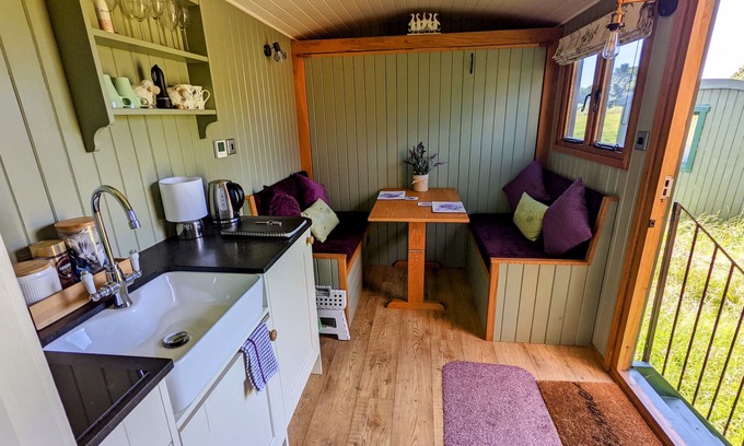 Llanfairpwllgwyngyll House | "Taid" shepherd's hut - Cwtch@Hafod, Shepherds hut