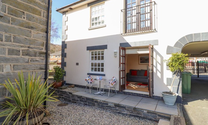 Porthmadog Apartment | TALIESIN, pet friendly, country holiday cottage in Porthmadog
