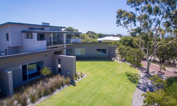 Eagle Bay House | Talo House I Private Properties