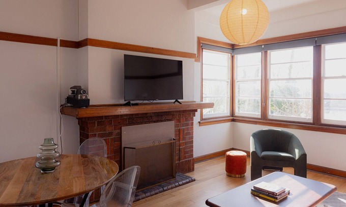 Trevallyn Apartment | Tamar Views & Mid-Century Vibes