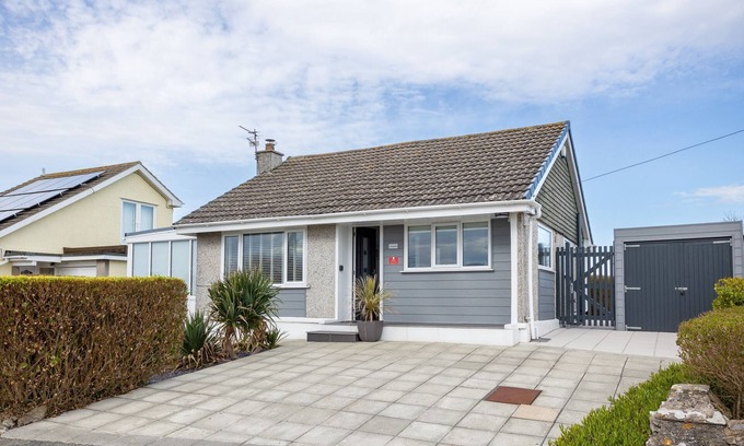 Moelfre House | Tamarisk - a single-storey cottage in Moelfre