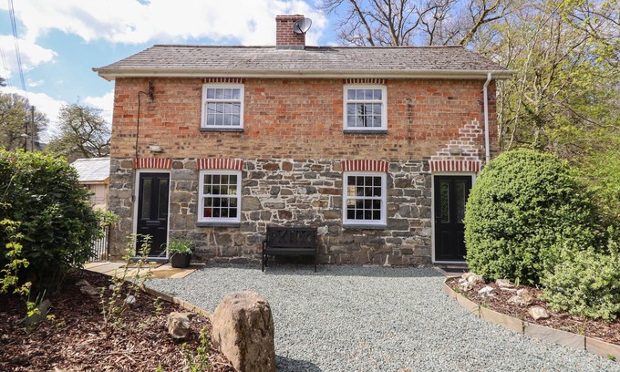Llanbrynmair Cottage | TAN Y CAPEL, pet friendly, with open fire in Machynlleth