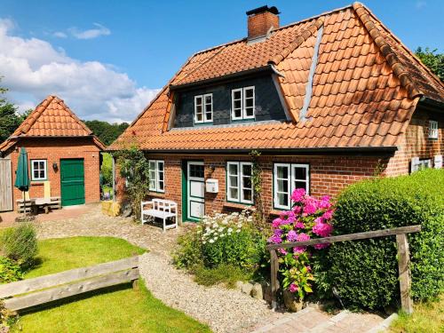 Grundhof House | Tante Kamps Hus - Uriges Häuschen mit Garten und Geschichte