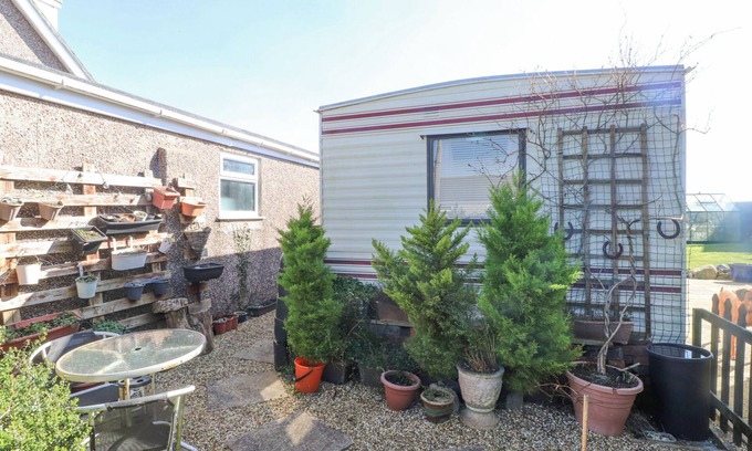 Bryngwran Cottage | TANYFRON HOLIDAY CARAVAN, family friendly, with a garden in Gwalchmai