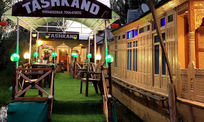 Dal Lake Boat Rental | Tashkand Houseboat