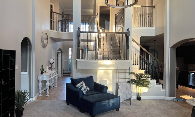 Iowa Colony House | Taste of Texas Luxury A Lakeside Beauty