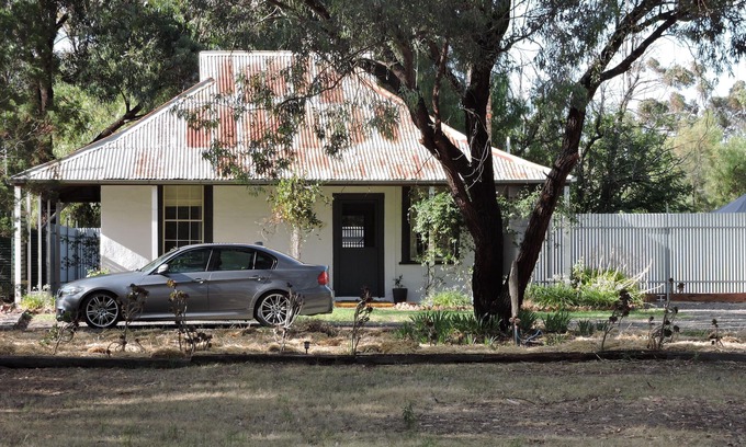 Haven House | Tastefully restored 1923 mudbrick cottage located Horsham (Haven)