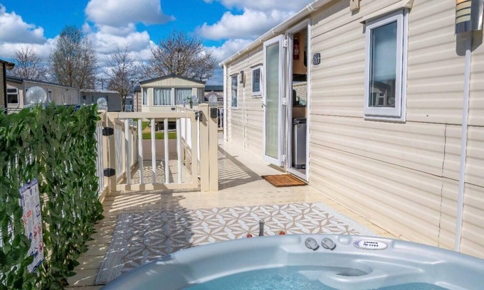 Tattershall House | Tattershall Lakes Private Hot Tub Lodge - sleeps 6