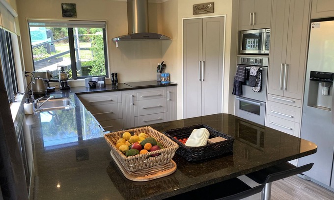 Tauranga House | Tauranga Tropical Avocado Orchard Escape Ohauiti