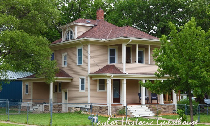 Cottonwood Falls House | Taylor Historic Guesthouse - Cottonwood Falls: Escape to a piece of history !