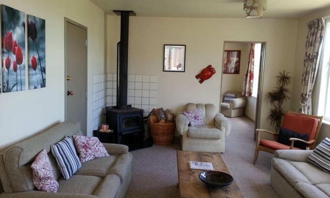 National Park Village House | Te Honu House - 13B Millar Street, NP village *free wifi, sky TV & Spa pool