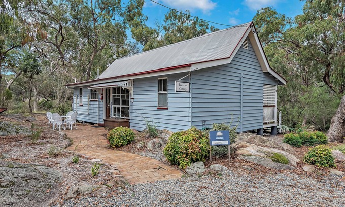 Diamondvale Cottage | Tea Tree Cottage, luxury 2 bedroom cottage at Diamondvale Estate with fireplace