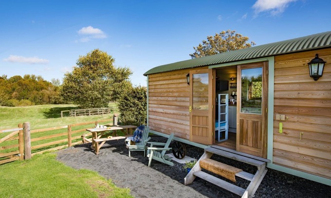 Bowsden Cabin | TEASEL SHEPHERD'S HUT, near Berwick upon Tweed - sleeping 4 guests