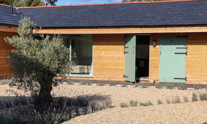 Aldermaston Wharf Apartment | TEMPORALE - NO. 4, pet friendly, with a garden in Goring-On-Thames