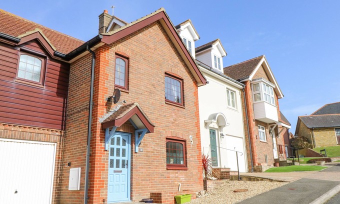 Totland Bay House | TENNYSON VIEW, family friendly, with a garden in Totland