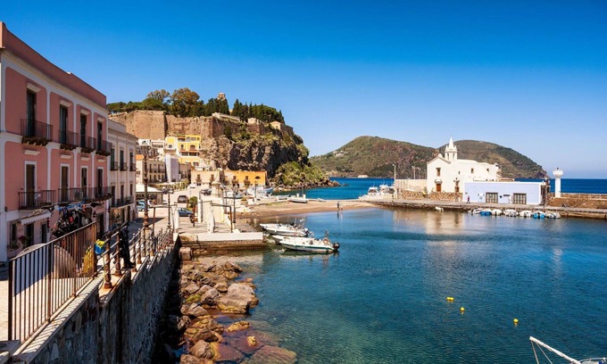 Lipari Historic Centre Apartment | Terrace Sea View Apartment By Halldis