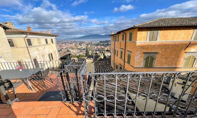 Spoleto Apartment | TERRAZZA DUOMO, SLPS 6, PEDESTRIAN CENTRE, 2 TERRACES + SENSATIONAL VIEWS