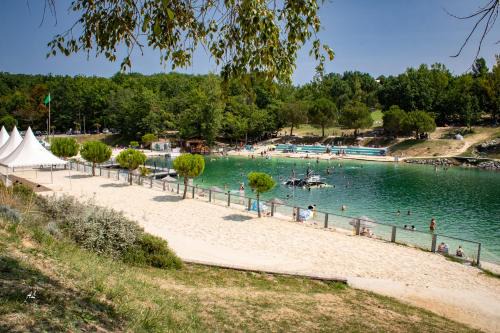 Monclar-de-Quercy Resort | Terres de France - Les Hameaux des Lacs
