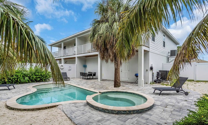 Whitney Beach House | Terrific 6-bedroom house with AC in Bradenton