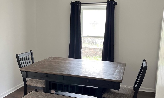 Slovan House | Terrific 6-bedroom house with WiFi in Burgettstown