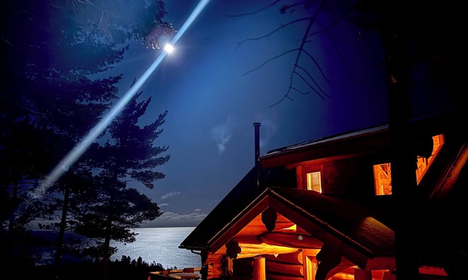 Silver Bay Cabin | Tettegouche Cedar Log Cabin amazing Lake Superior views near 4 state parks, SHT