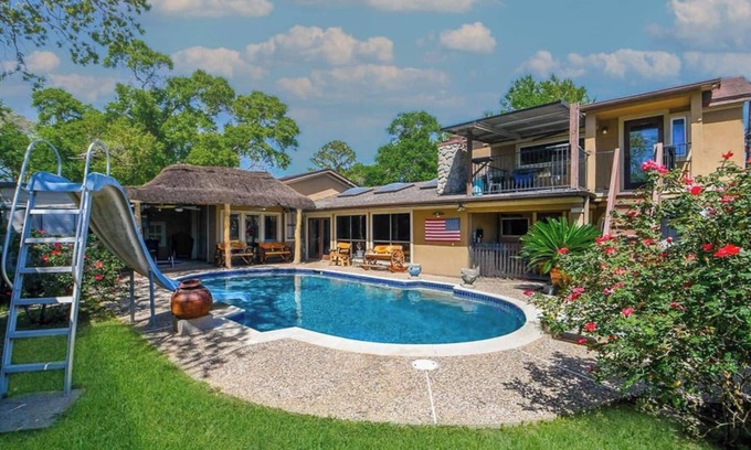 Spring Branch East House | Texas Big + Pool + Hottub + Bar + 8 bedroom+ Ping Pong + Mother-in-Law Suite