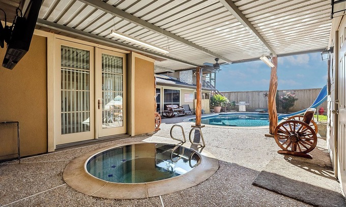 Spring Branch East House | Texas Size + Pool + Hottub + Bar + 8 bedroom+ Ping Pong + Guest Suite