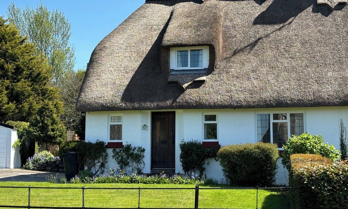Cattistock Cottage | Thatched Cottage - Sleeps 6 with Countryside Views
