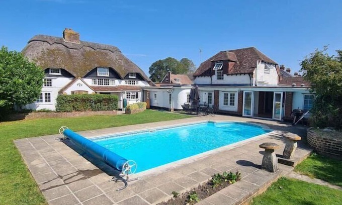 Chichester Cottage | Thatched Cottage with Secure Garden, Dog & Family Friendly!